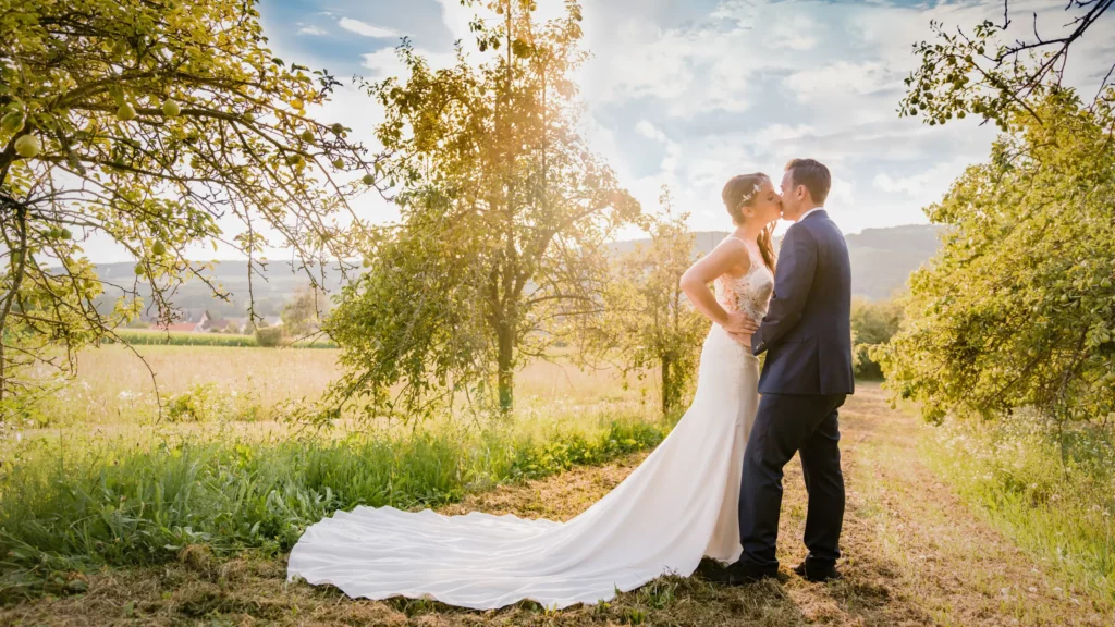 Hochzeitsfotograf Burgenland, Niederösterreich, Steiermark, Kärnten, Hochzeitsshooting mit einem küssenden Brautpaar fotografiert von Golden Elephant Hochteitsvideograf