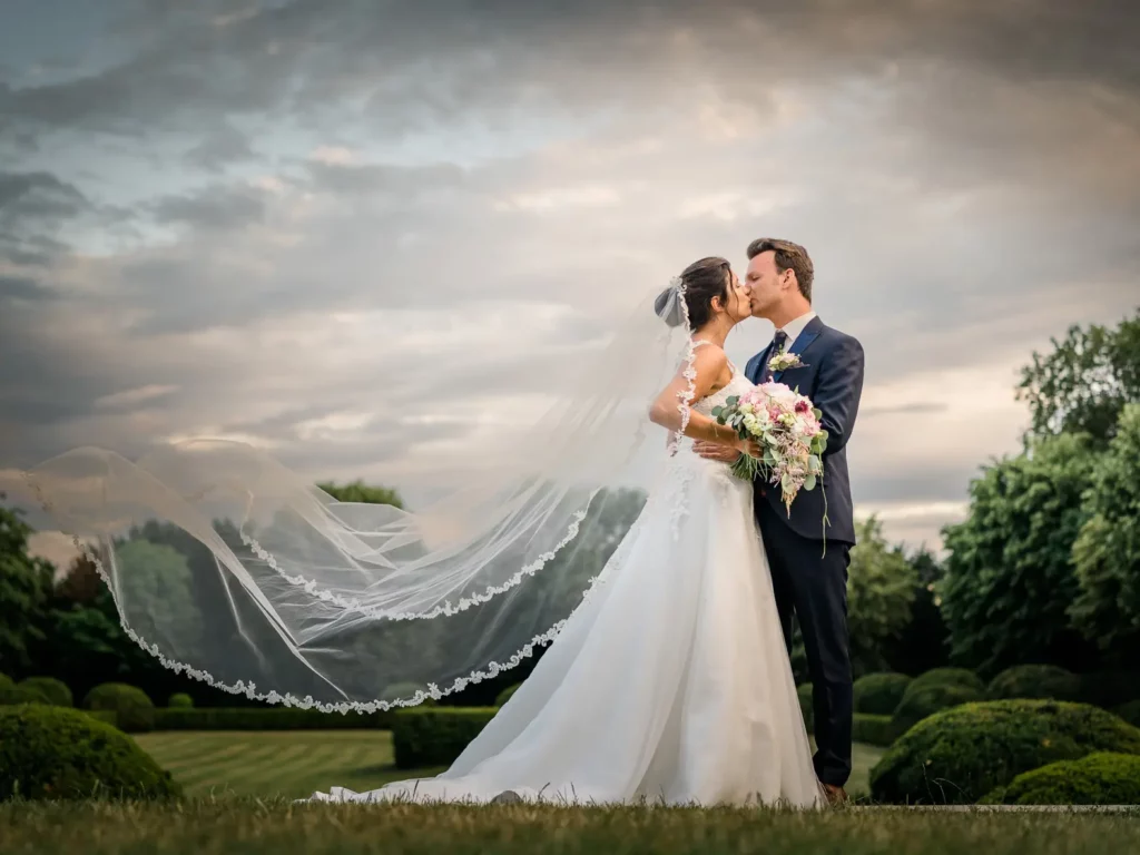 Kissing bridal couple in Burgenland photographed by wedding photographer Golden Elephant